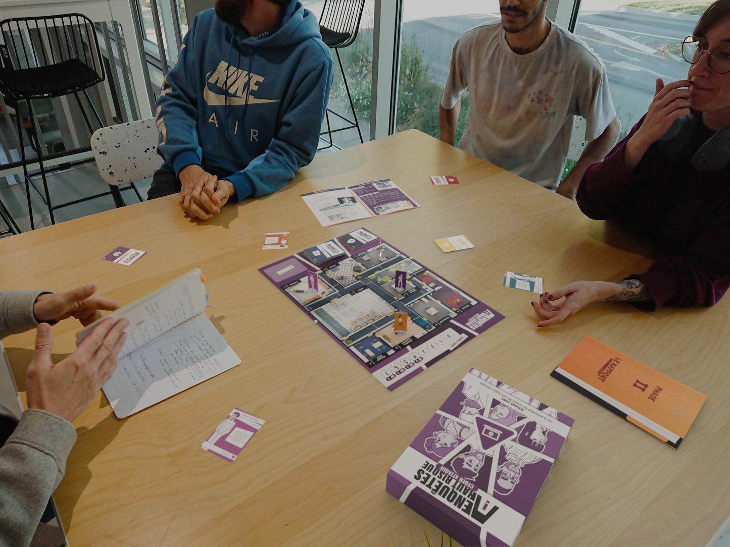 Collaborateurs en entreprise échangeant autour du serious game EAHR pour identifier les facteurs de stress et les Risques Psycho-Sociaux (RPS) lors d'une formation SST 2.
