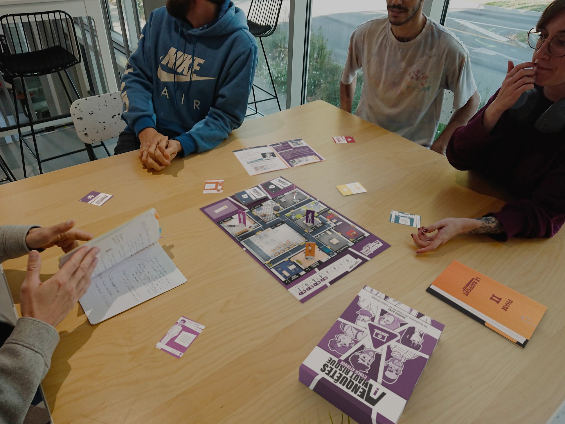 Collaborateurs en entreprise échangeant autour du serious game EAHR pour identifier les facteurs de stress et les Risques Psycho-Sociaux (RPS) lors d'une formation SST 2.