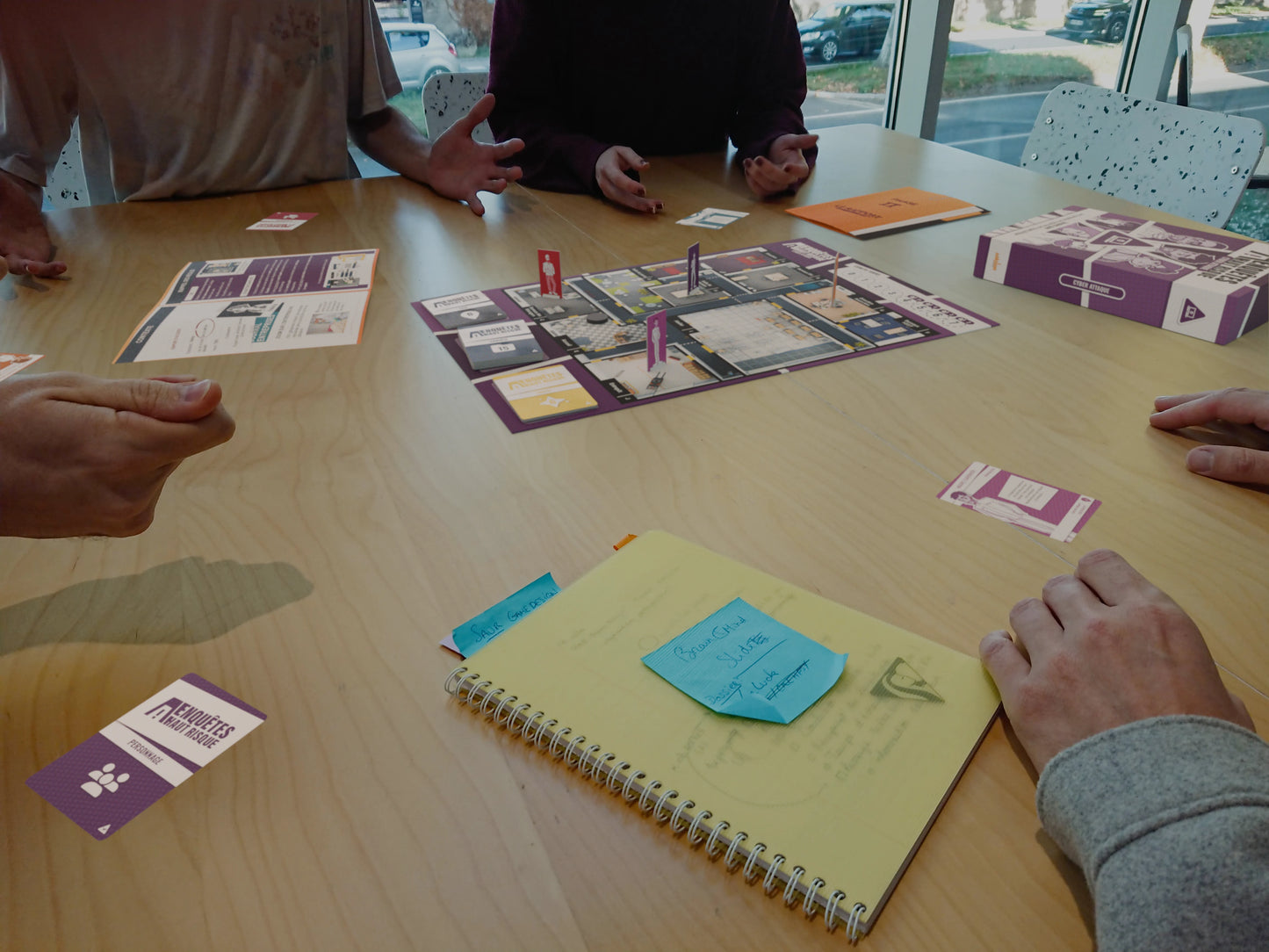 Collaborateurs en entreprise échangeant autour du serious game EAHR pour identifier les facteurs de stress et les Risques Psycho-Sociaux (RPS) lors d'une formation SST.
