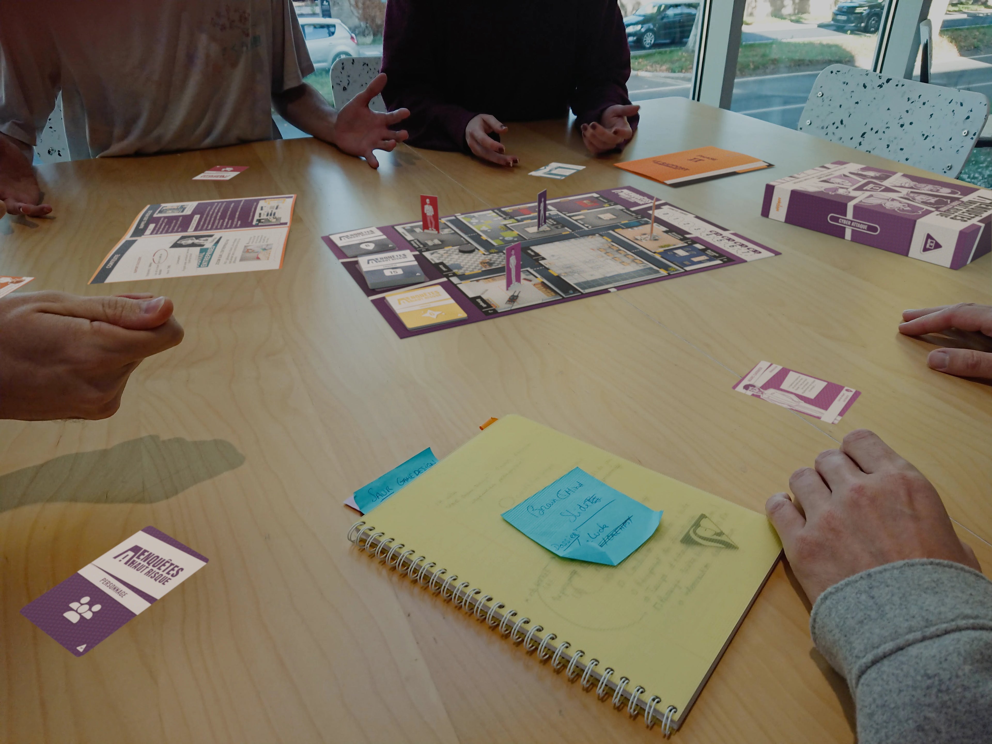 Collaborateurs en entreprise échangeant autour du serious game EAHR pour identifier les facteurs de stress et les Risques Psycho-Sociaux (RPS) lors d'une formation SST.