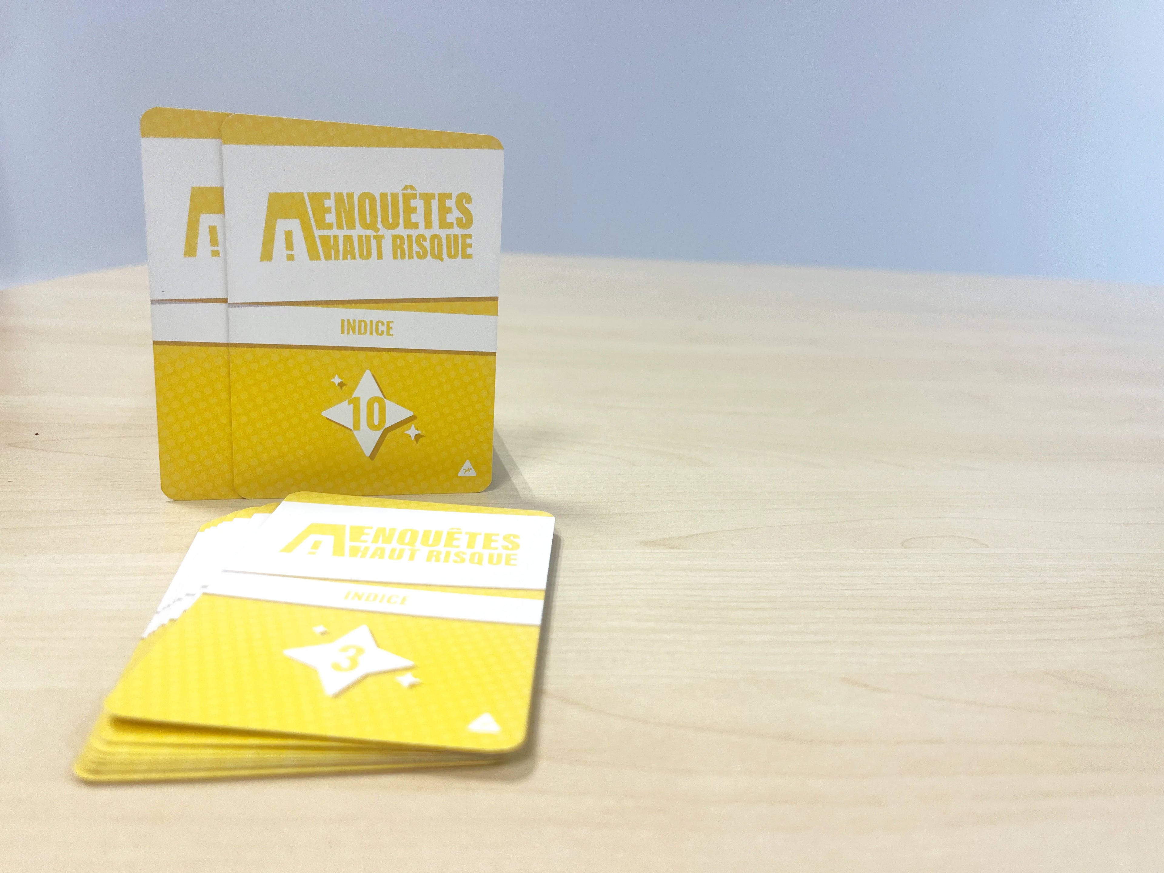 Cartes indices du serious game EAHR permettant aux collaborateurs de collecter des preuves et d'analyser les causes d'un accident du travail.