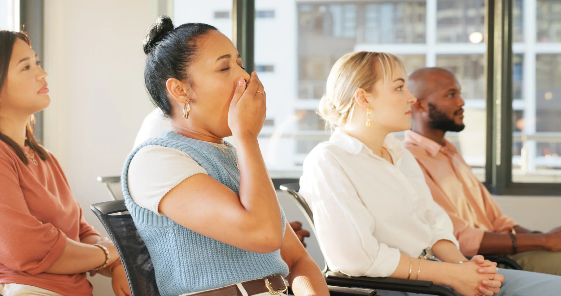 Collaborateurs qui baillent et s'ennuient lors d'une formation SST classique et descendante, montrant un manque total d'engagement.