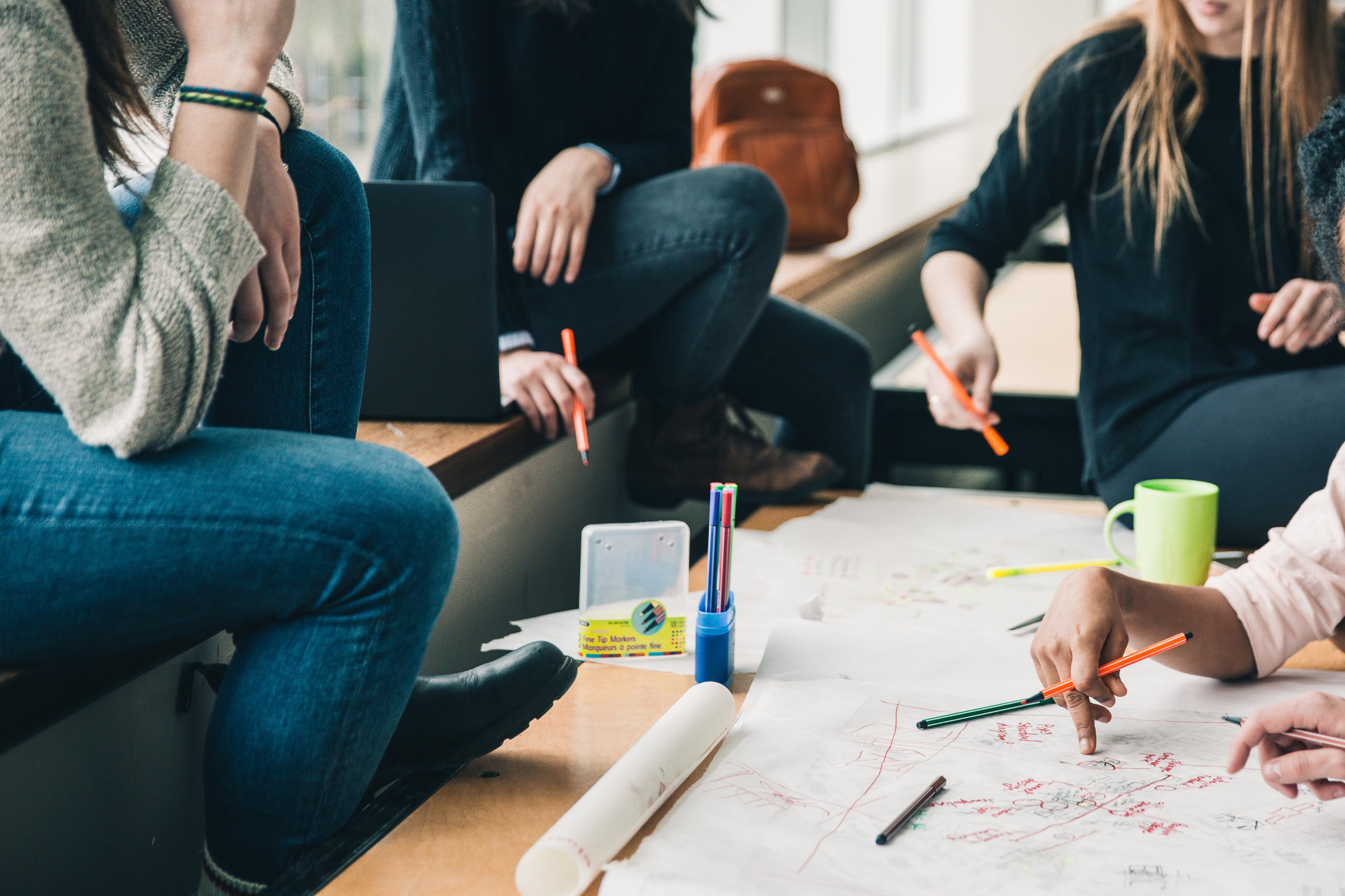 Groupe de travail en entreprise utilisant la méthode ludique EAHR pour une sensibilisation collective à la santé et sécurité au travail.