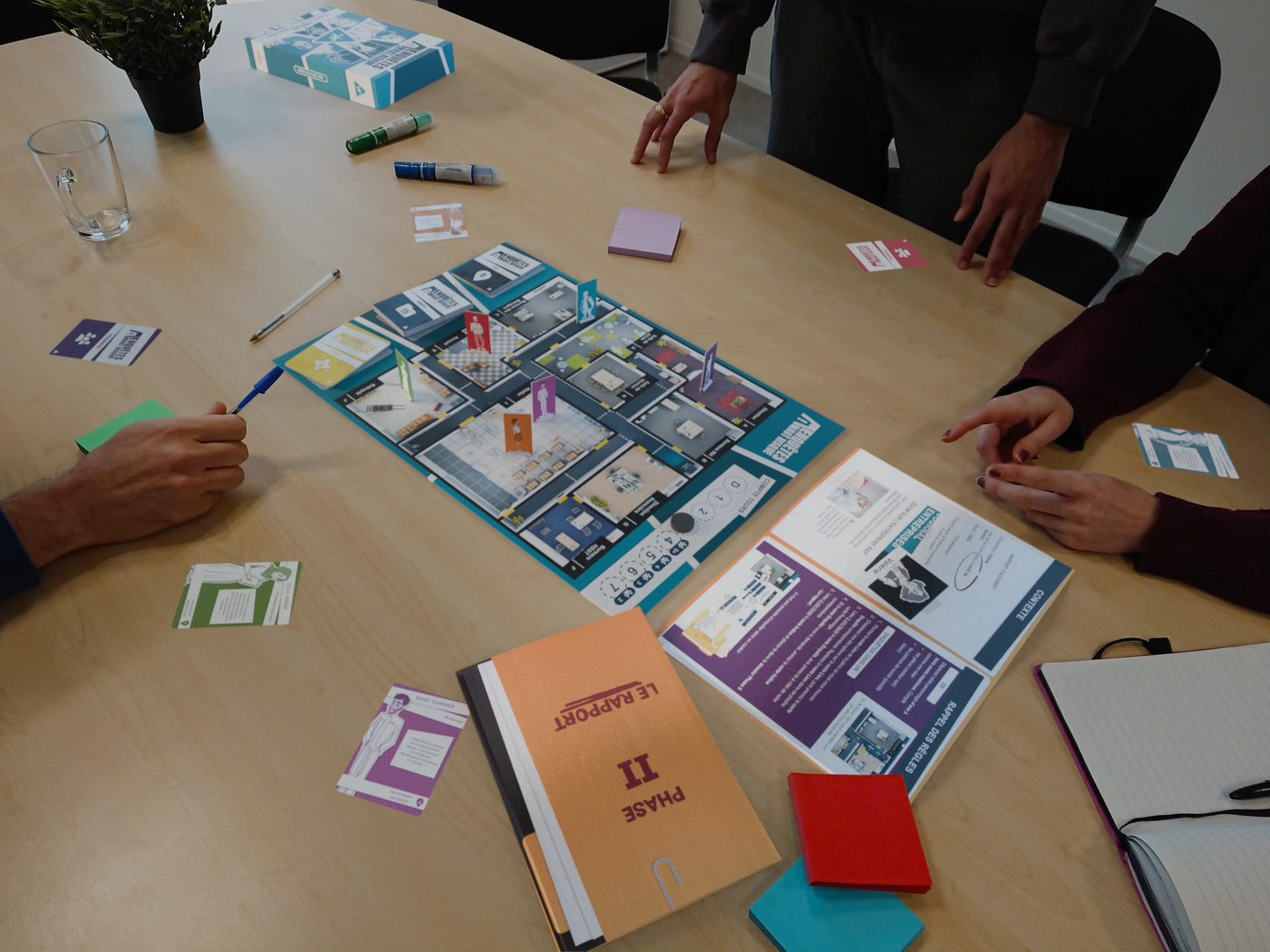 Groupe de salariés collaborant autour du serious game EAHR pour résoudre l'enquête sur la prévention des chutes de plain-pied en formation SST 2