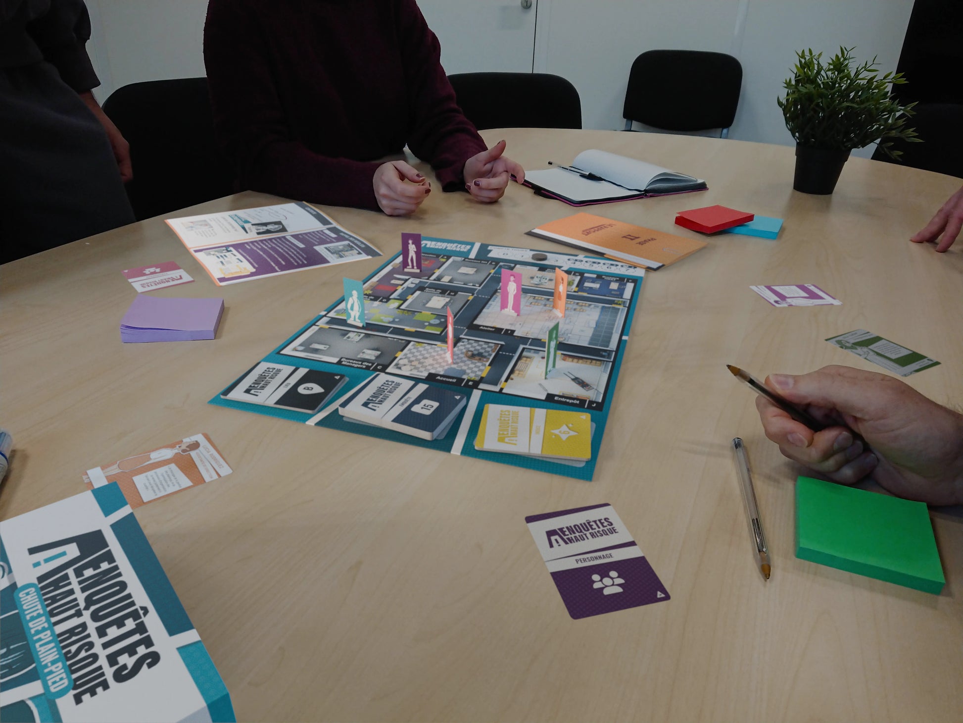 Groupe de salariés collaborant autour du serious game EAHR pour résoudre l'enquête sur la prévention des chutes de plain-pied en formation SST.