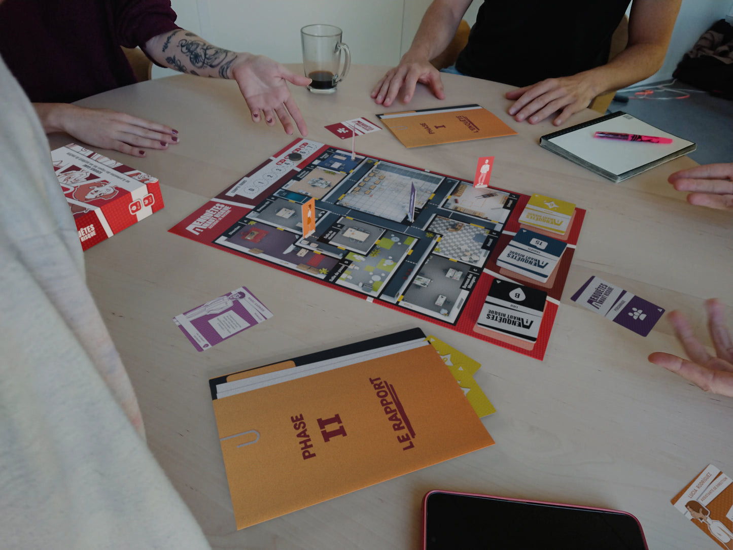 Groupe de salariés collaborant autour du serious game EAHR pour résoudre l'enquête sur la prévention des Troubles Musculo-Squelettiques (TMS) en formation SST 2