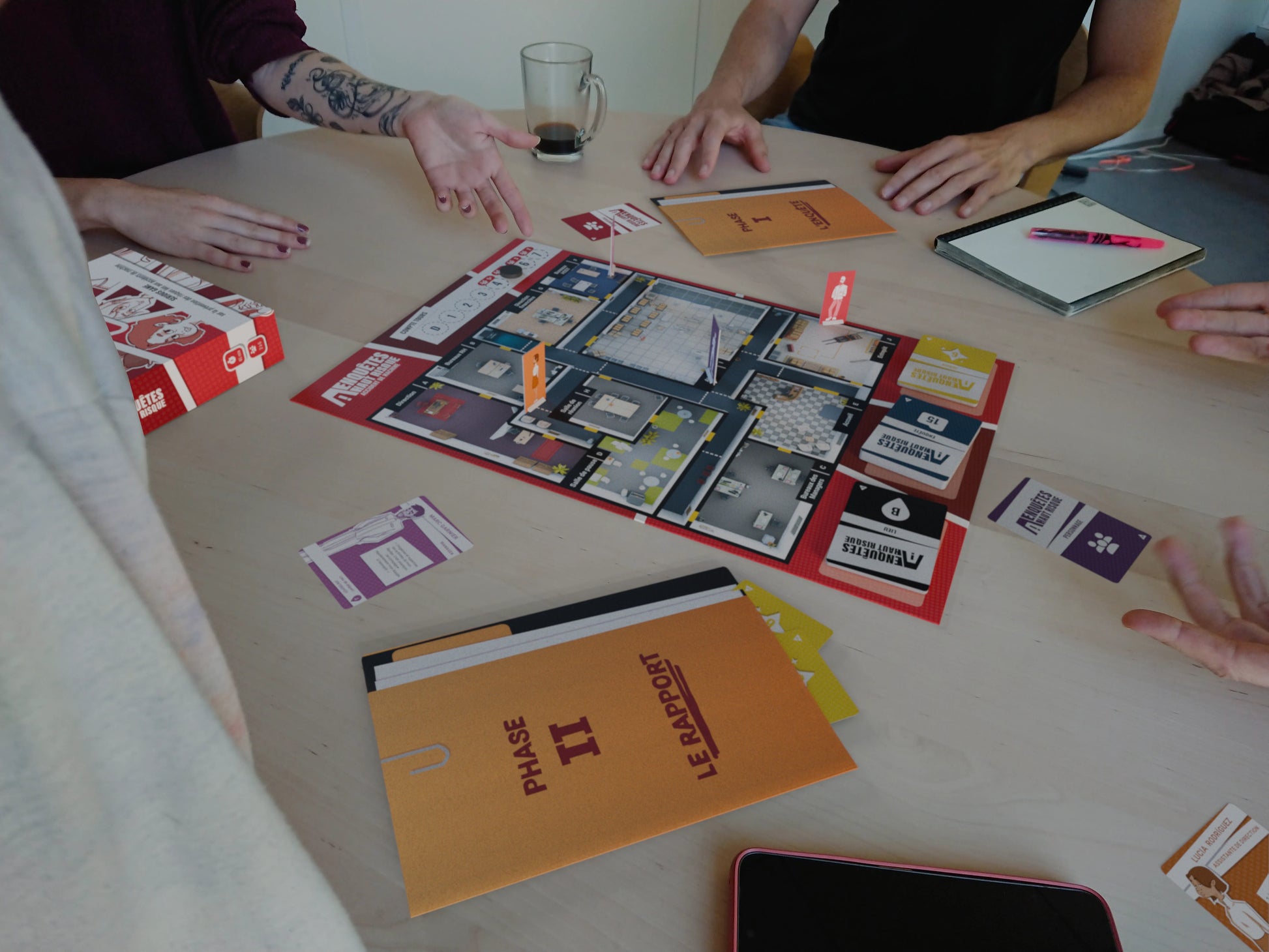 Groupe de salariés collaborant autour du serious game EAHR pour résoudre l'enquête sur la prévention des Troubles Musculo-Squelettiques (TMS) en formation SST 2