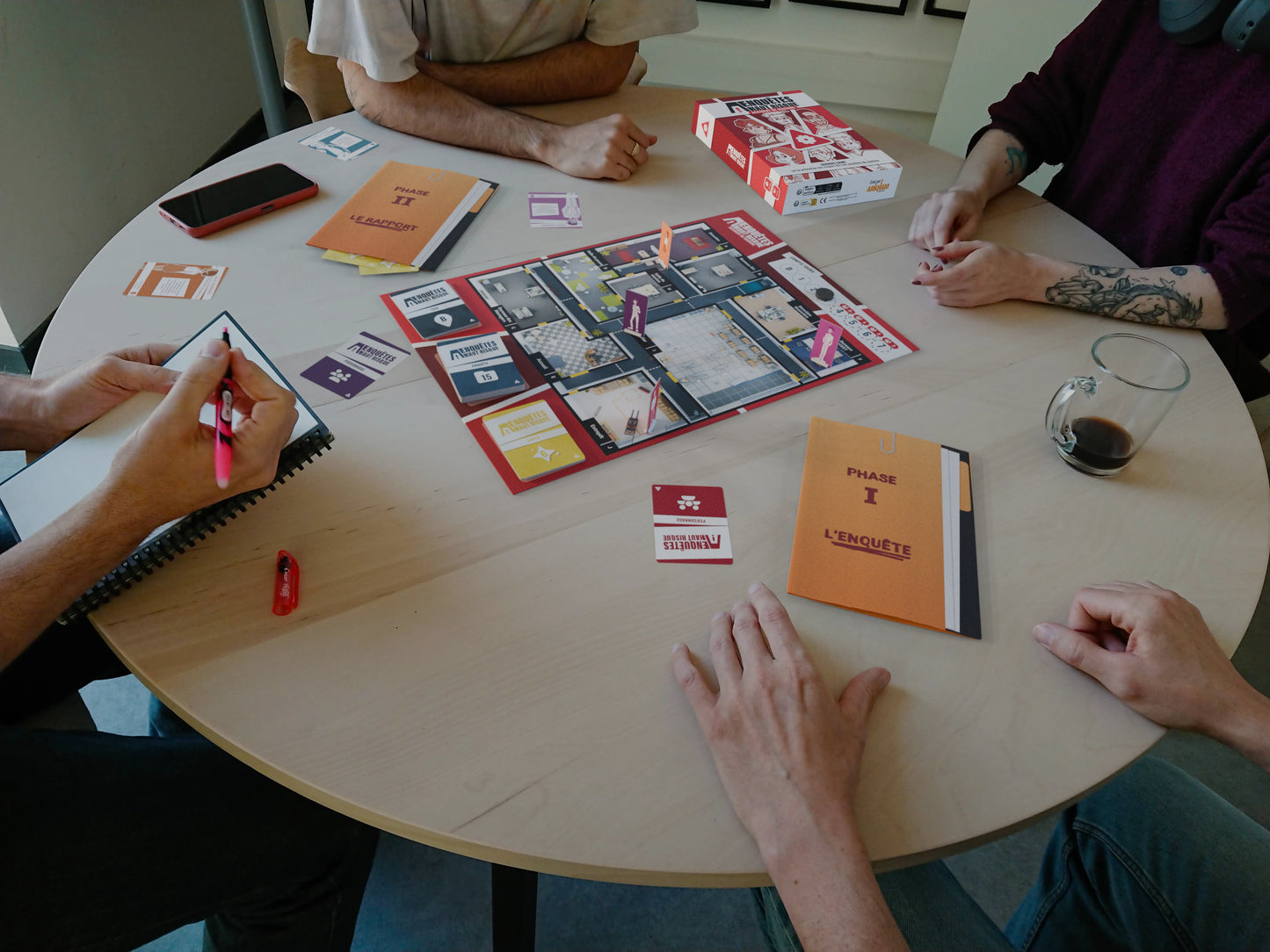 Groupe de salariés collaborant autour du serious game EAHR pour résoudre l'enquête sur la prévention des Troubles Musculo-Squelettiques (TMS) en formation SST.