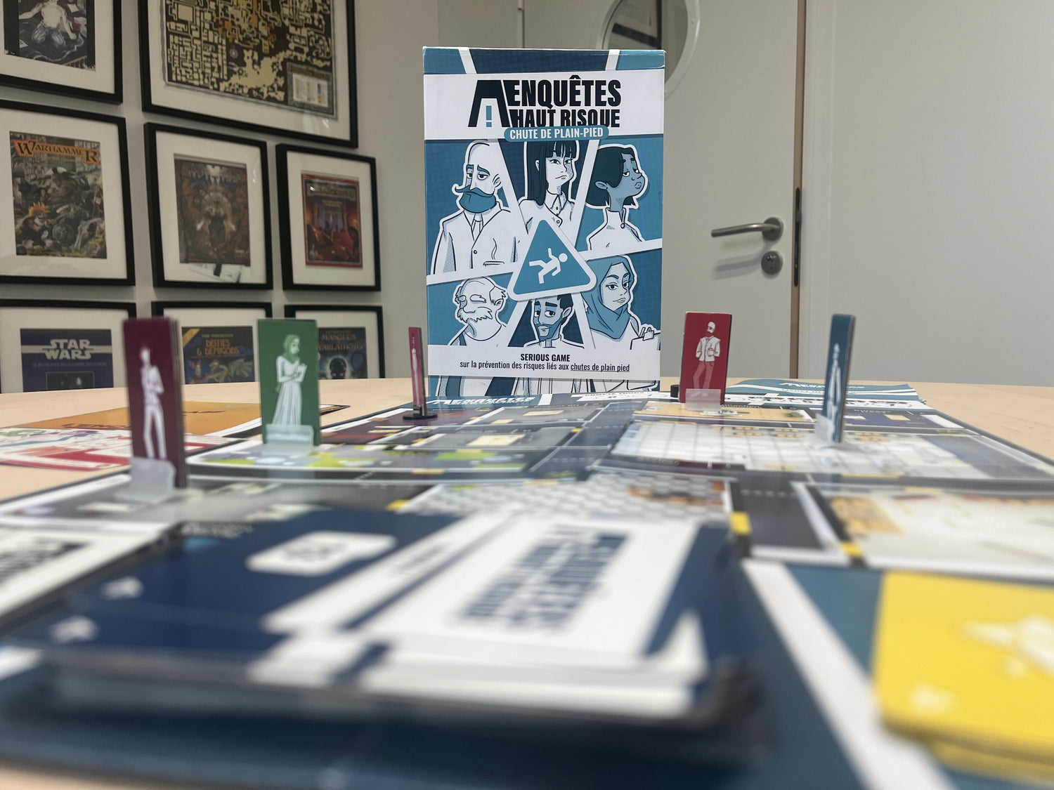 Vue d'ensemble du serious game EAHR 'Chute de plain-pied' mis en place, avec le plateau illustré, les cartes et les pions pour la formation SST des collaborateurs.